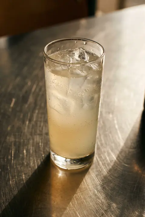 330 ml of cloudy lemonade with ice and fine bubbles in a clear glass