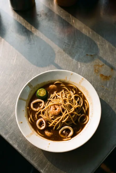 A plate of Hokkien mee on a white plate