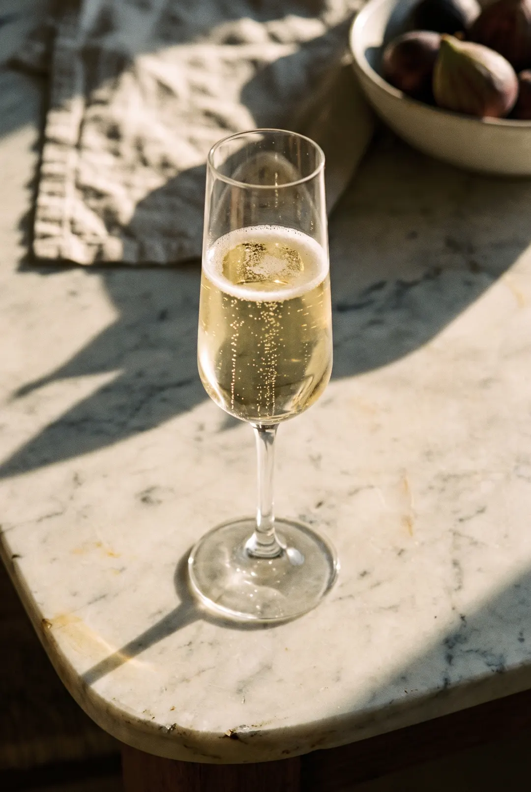 125 ml of pale golden champagne with fine rising bubbles in a champagne flute