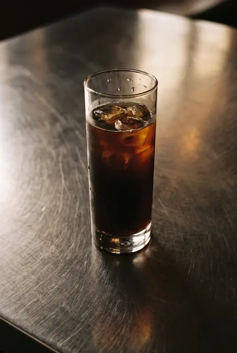 350 ml of black cold brew coffee over ice in a clear glass